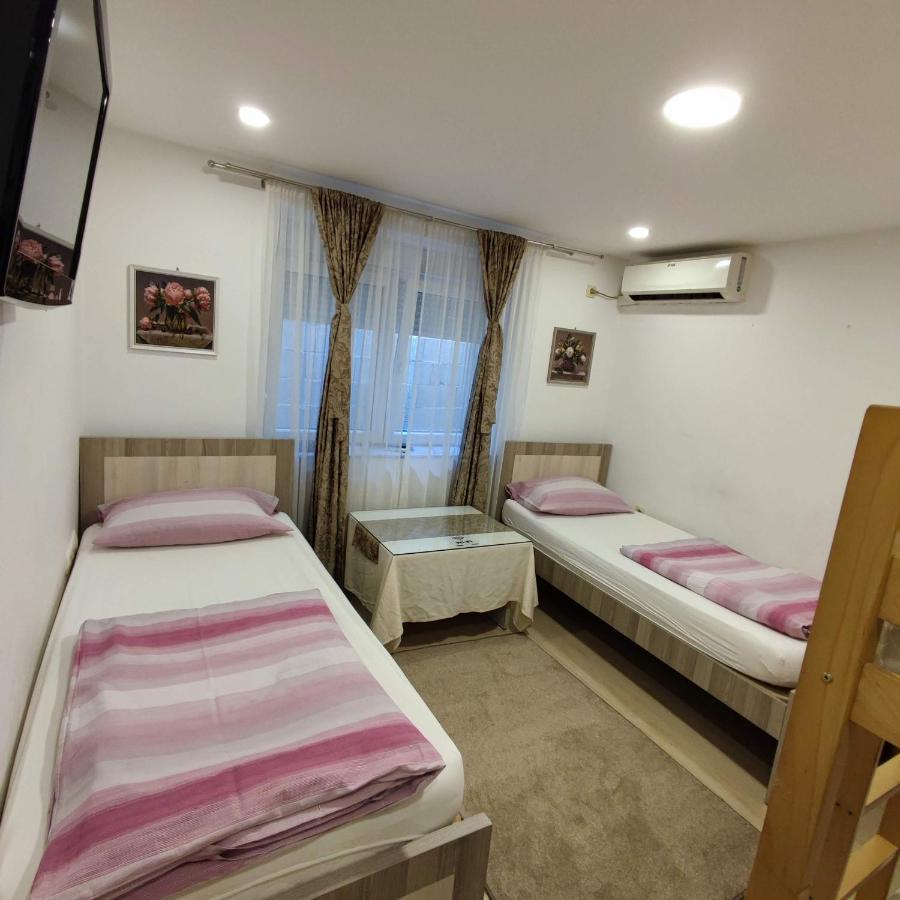 Apartments And Rooms Lena Mostar Esterno foto
