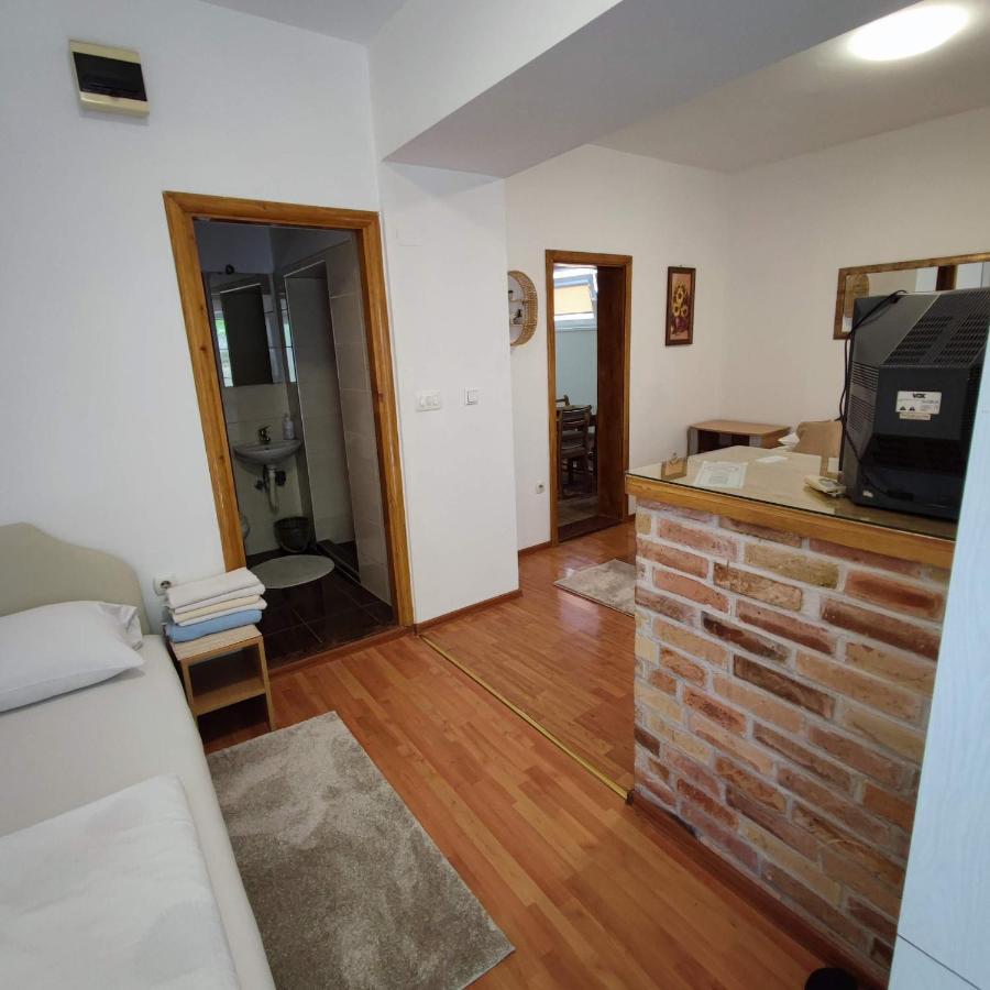 Apartments And Rooms Lena Mostar Esterno foto