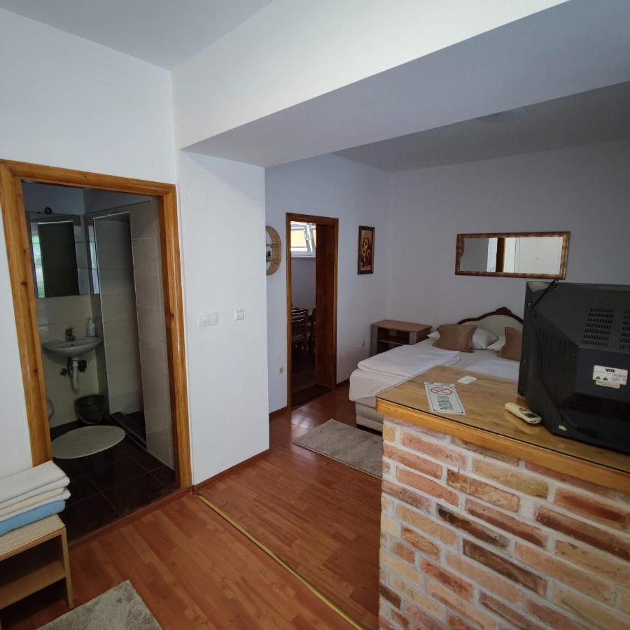 Apartments And Rooms Lena Mostar Esterno foto