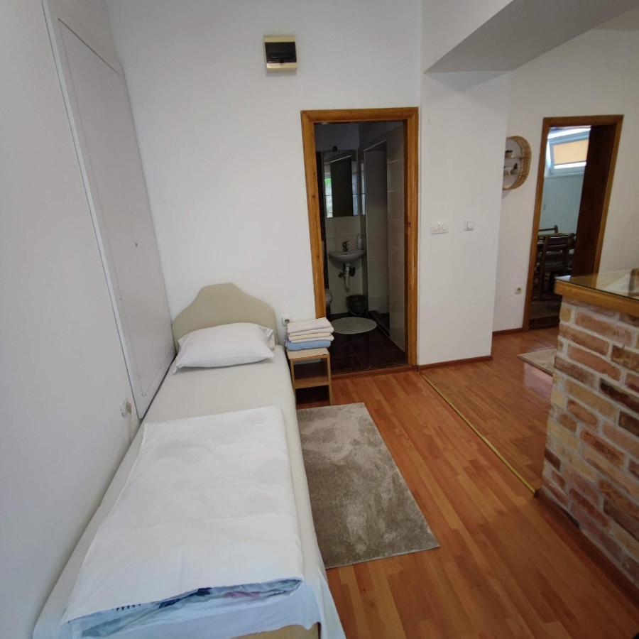 Apartments And Rooms Lena Mostar Esterno foto
