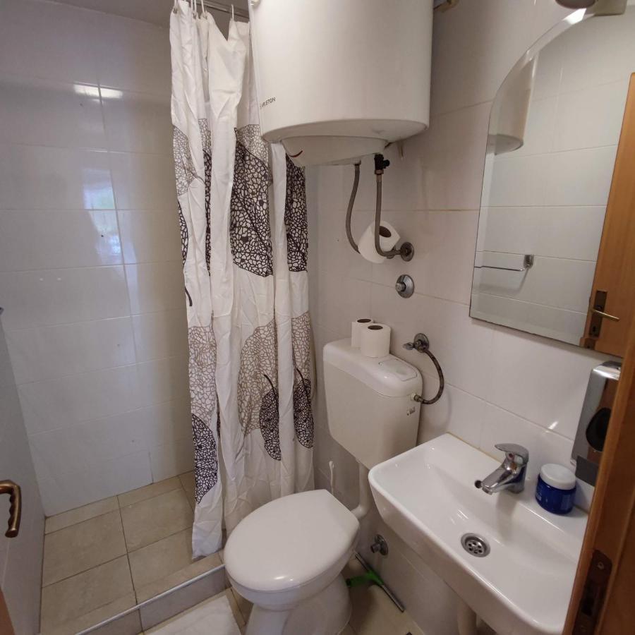 Apartments And Rooms Lena Mostar Esterno foto