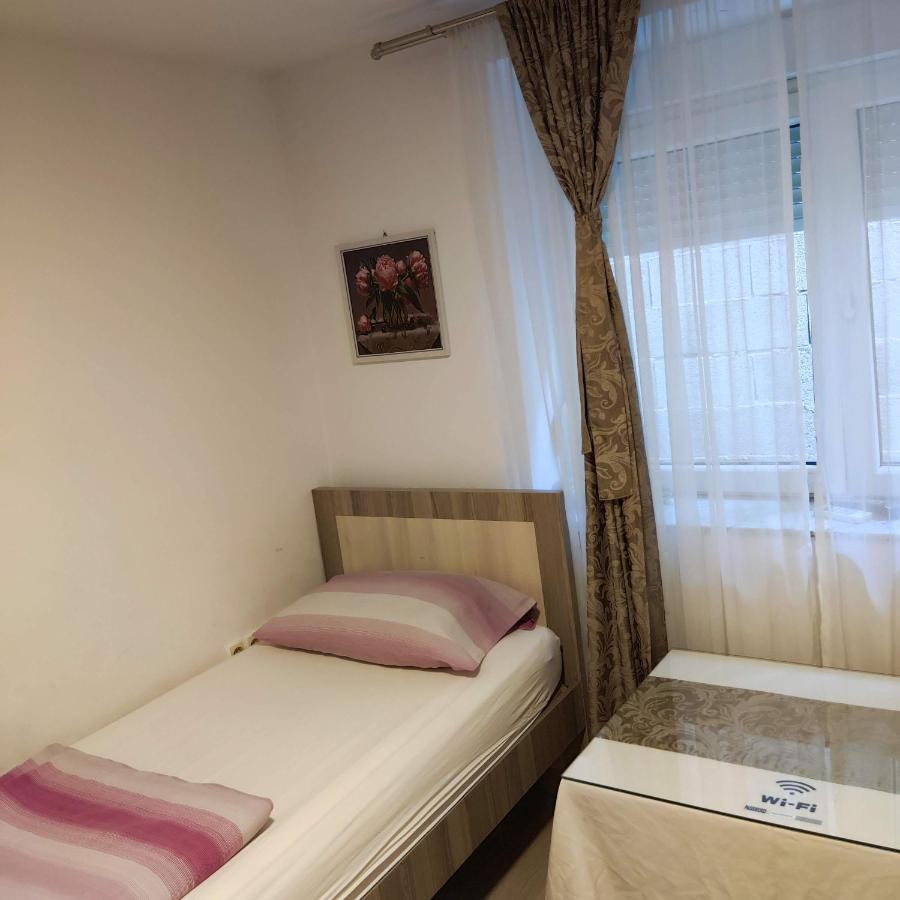 Apartments And Rooms Lena Mostar Esterno foto