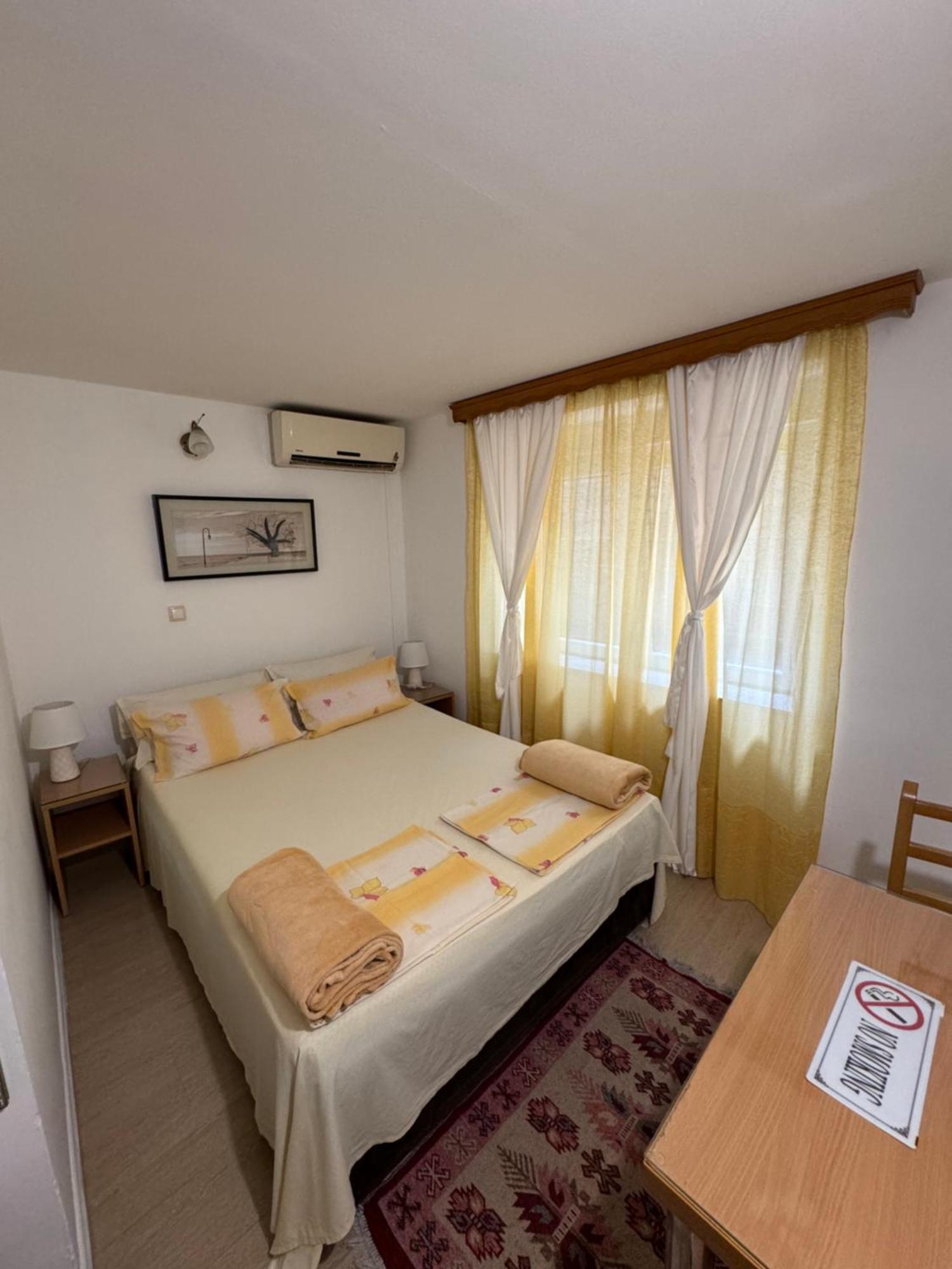 Apartments And Rooms Lena Mostar Esterno foto