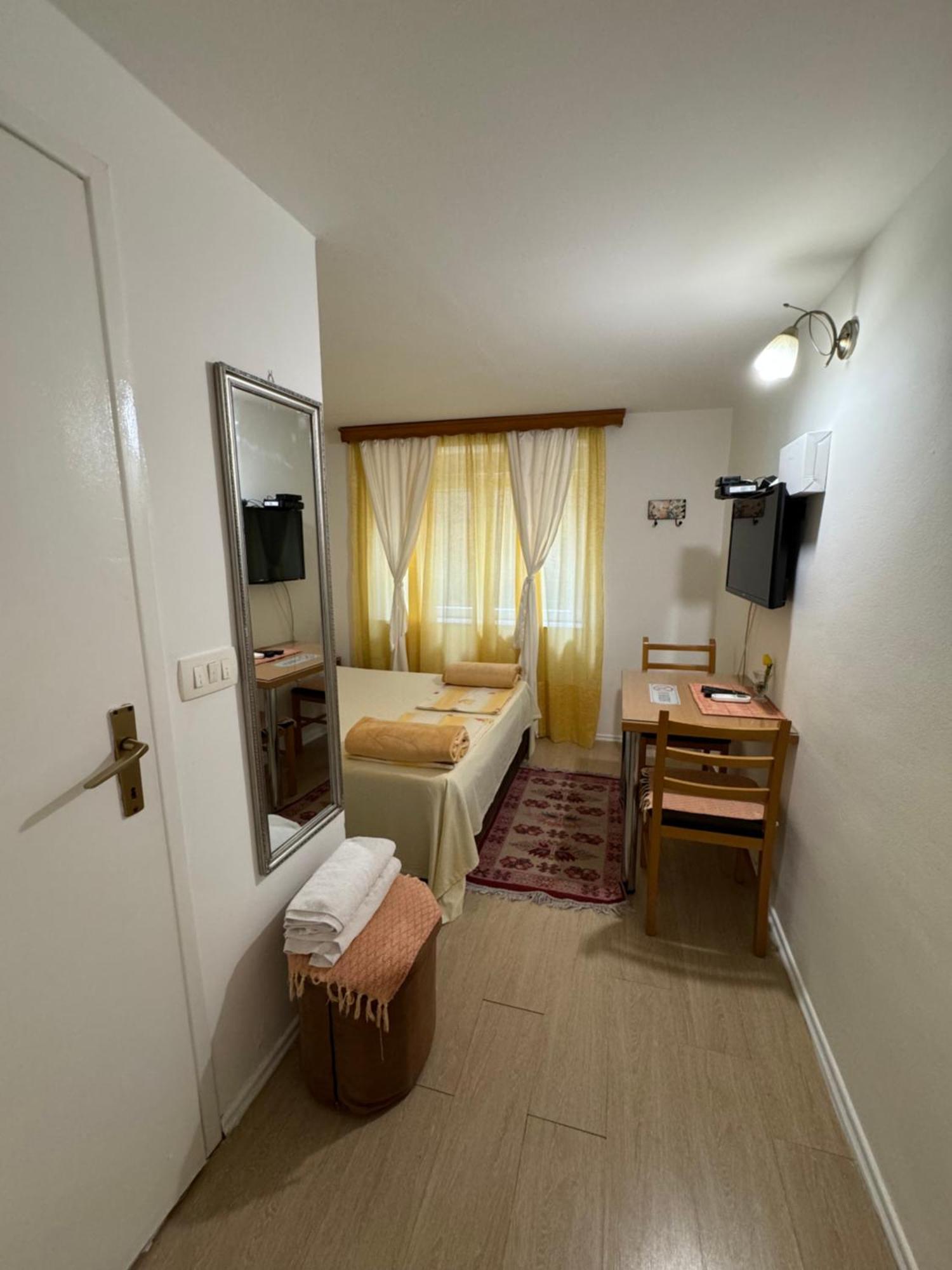 Apartments And Rooms Lena Mostar Esterno foto