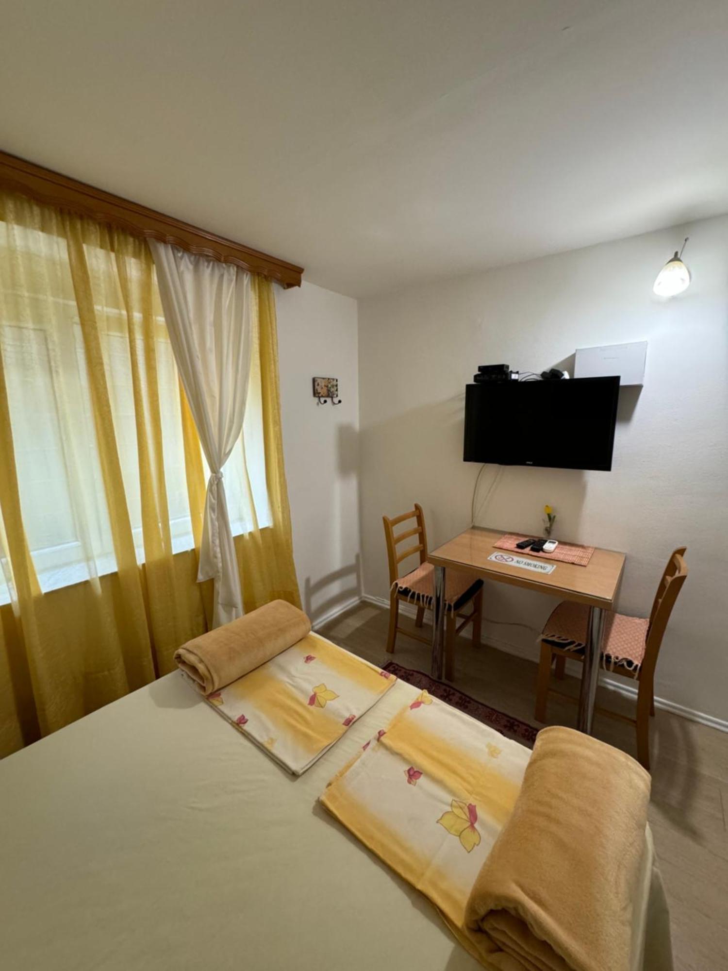 Apartments And Rooms Lena Mostar Esterno foto