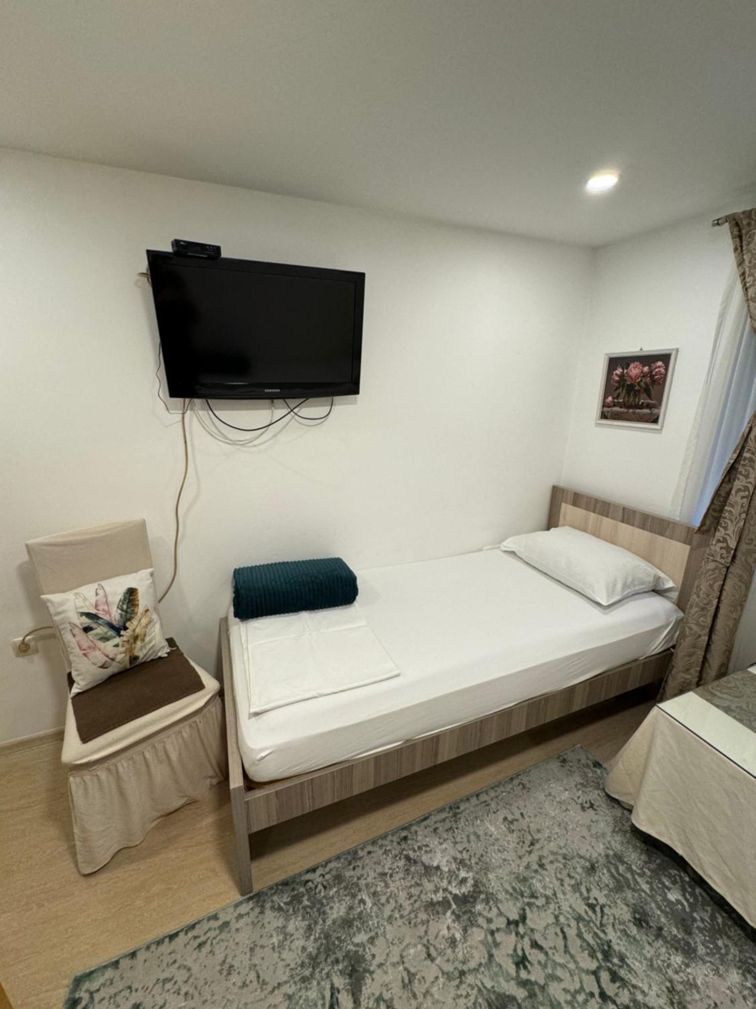 Apartments And Rooms Lena Mostar Esterno foto