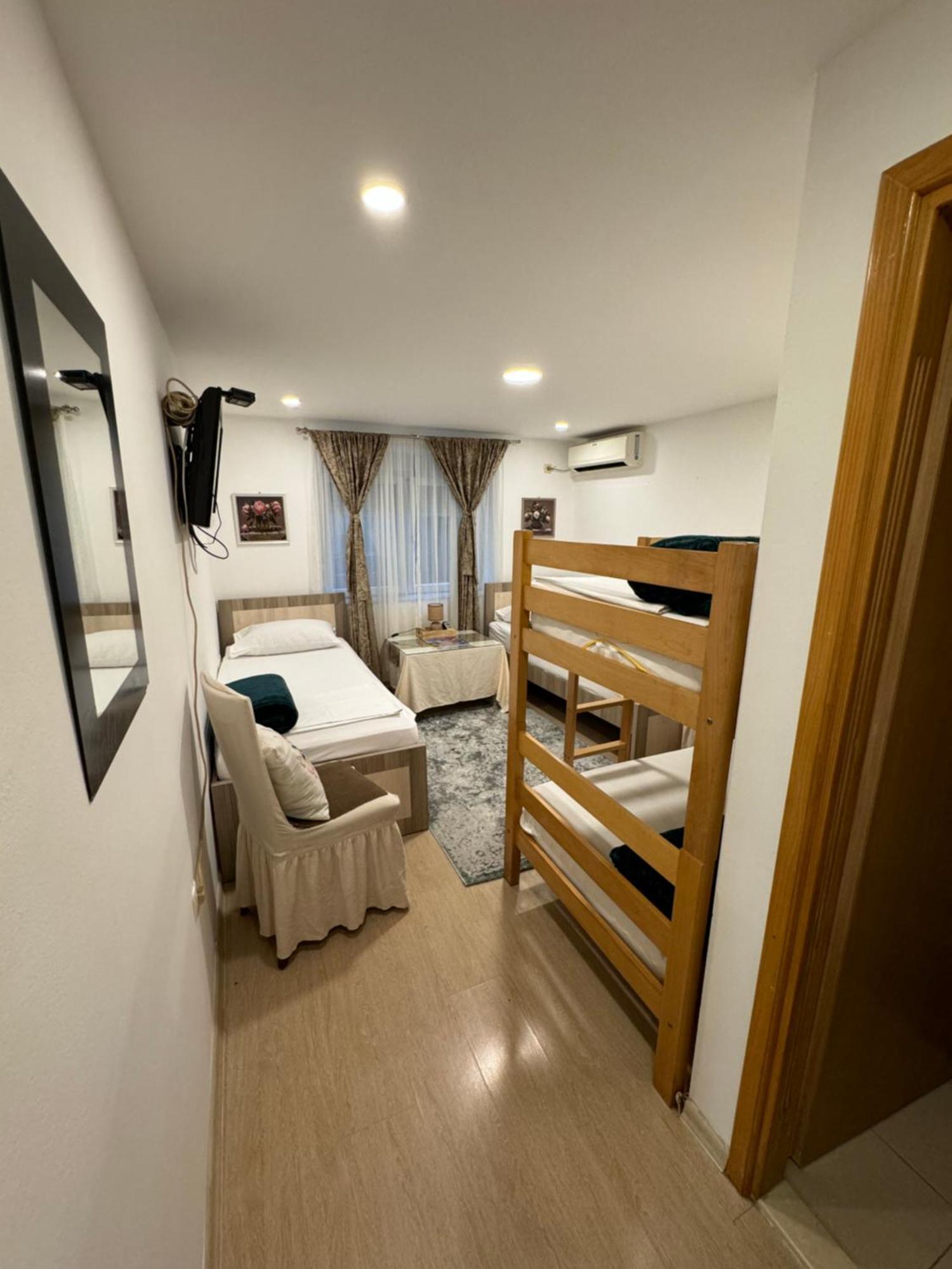Apartments And Rooms Lena Mostar Esterno foto