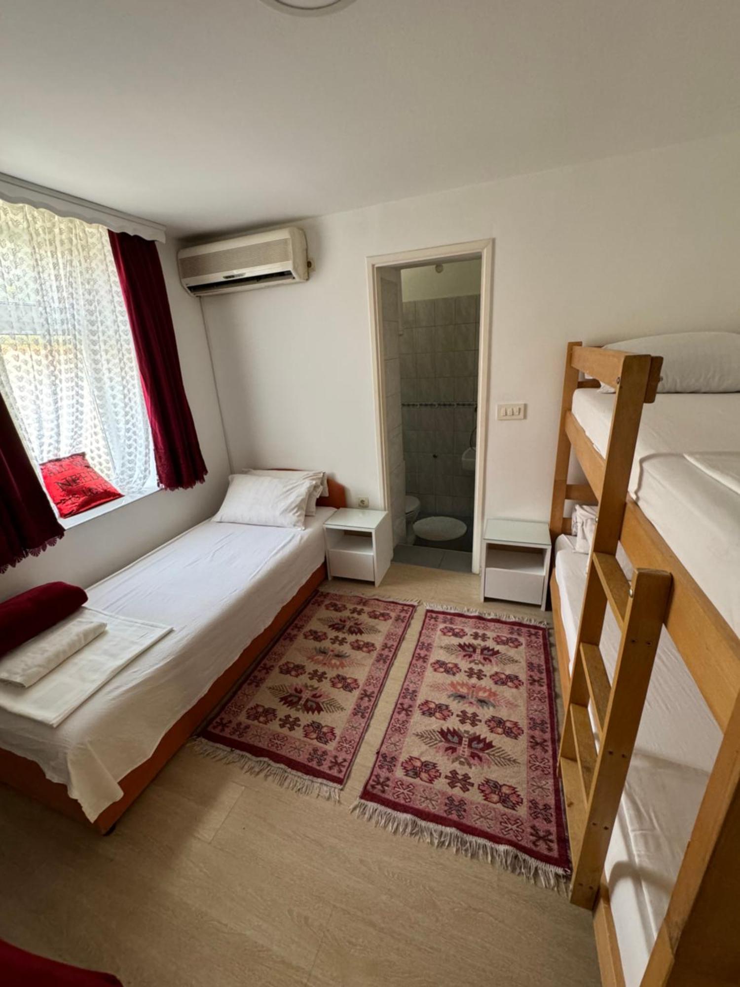 Apartments And Rooms Lena Mostar Esterno foto