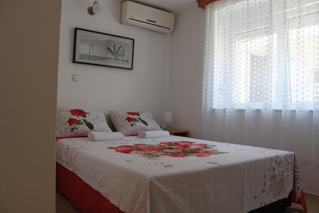 Apartments And Rooms Lena Mostar Esterno foto