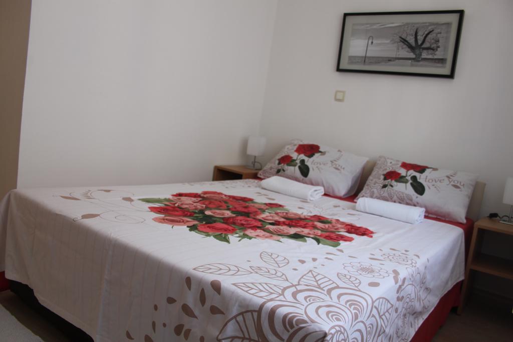 Apartments And Rooms Lena Mostar Esterno foto