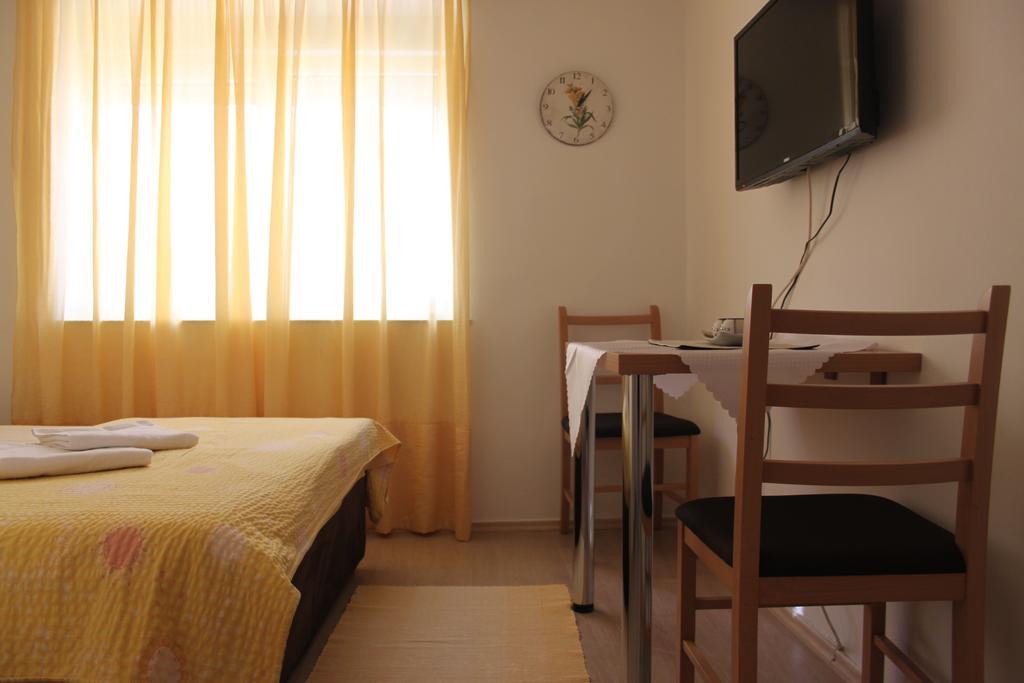 Apartments And Rooms Lena Mostar Esterno foto