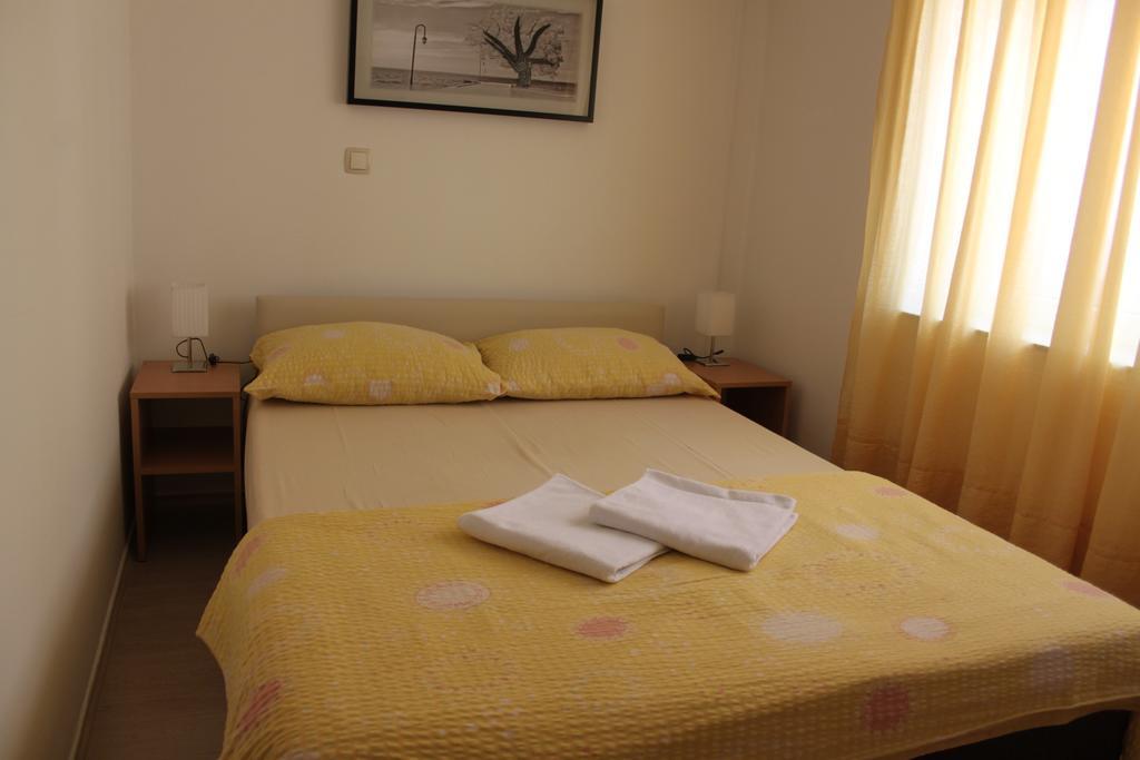 Apartments And Rooms Lena Mostar Esterno foto